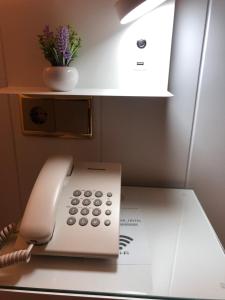 un teléfono blanco sentado encima de un escritorio en Hotel Claramar, en Platja d'Aro