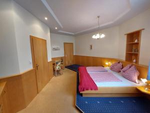 Krevet ili kreveti u jedinici u okviru objekta 3 Raben - Leoben - Zimmer für Geschäftsreisende, Urlauber, Monteure und Handwerker, Polski Pensjonat Austria