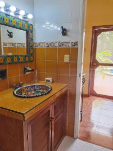 un bagno con lavandino e specchio di Paradise Ranch a Cozumel