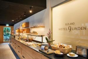una panadería con un buffet de comida en un mostrador en ElzLand Hotel 9 Linden "Ferienwohnung", en Elzach