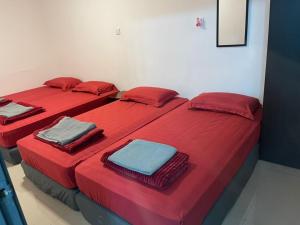 duas camas sentadas uma ao lado da outra num quarto em D TETAMU Bandar Sg Long em Kajang
