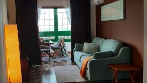Część wypoczynkowa w obiekcie Apartamento Vista al Mar