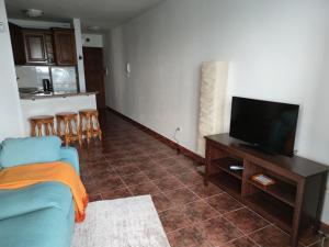 Telewizja i/lub zestaw kina domowego w obiekcie Apartamento Vista al Mar