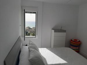 biała sypialnia z łóżkiem i oknem w obiekcie Arroyo mar & montaña cozy place w mieście Benalmádena