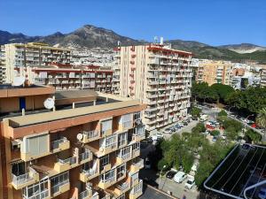 widok miasta z lotu ptaka z budynkami w obiekcie Arroyo mar & montaña cozy place w mieście Benalmádena