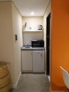 una pequeña cocina con fregadero y microondas en CasaNatura en Posadas