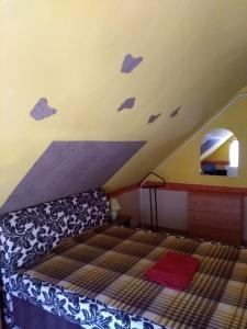Tempat tidur dalam kamar di Gesztenyes Vendeghaz