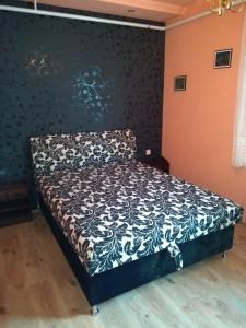 A bed or beds in a room at Gesztenyes Vendeghaz