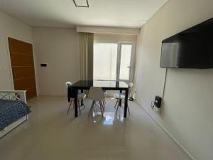 een woonkamer met een eettafel en stoelen bij Dpto Moderno - 1 dormitorio, hasta 4 personas in Tandil