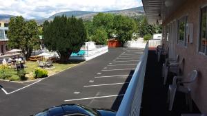Vista generica sulle montagne o vista sulle montagne dall'interno del motel