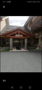 ein großes Gebäude mit einem großen Dach darüber in der Unterkunft CHEZ LYLi & COMPAGNIE, PISCINE, JACCUZZI, SALLE DE SPORT in Bolquere