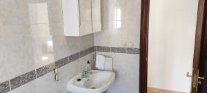 Bilik mandi di Precioso apartamento con patio +43 gambar