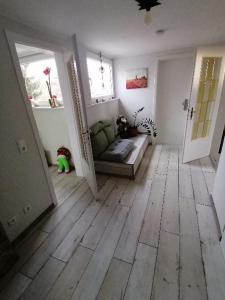 sala de estar con sofá en el suelo de madera en Haus Lupo am Kanal en Castrop-Rauxel