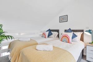 2 camas en un dormitorio con paredes blancas en On the Water 3 with Free Parking - By My Getaways, en Brighton & Hove
