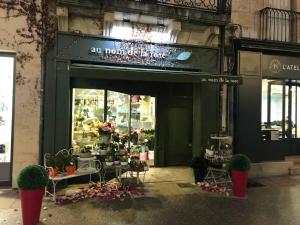 un magasin devant un fleuriste dans l'établissement Appartement calme en hypercentre, à Dijon