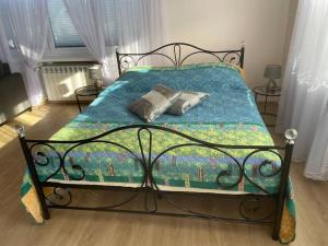 Ένα ή περισσότερα κρεβάτια σε δωμάτιο στο Apartament Górski z basenem +23 φωτογραφίες