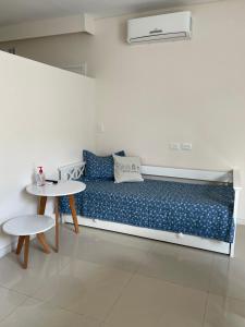 Habitación pequeña con cama y mesa en Dpto Moderno - 1 dormitorio, hasta 4 personas en Tandil