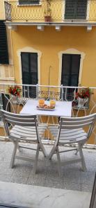 ラ・スペツィアにあるLa Nena Appartamentiの白いテーブルと椅子が備わるパティオ
