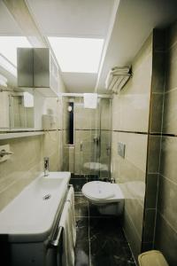 een badkamer met een wastafel en een toilet bij Red Green Hotel in Izmir