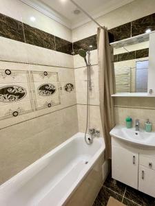 Ένα μπάνιο στο В САМОМУ ЦЕНТРІ МІСТА, ЗДАЮТЬСЯ В ПОДОБОВУ ОРЕНДУ, АПАРТАМЕНТИ ZONEofCOMFORT