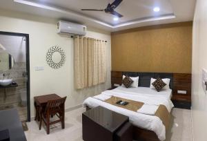 Un pat sau paturi într-o cameră la Hotel Golden Bliss