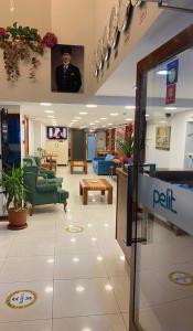 a lobby of a pitt hospital with a waiting room at Pelit Troya Hotel in Çanakkale