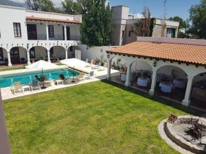 un'immagine di una casa con piscina di Iraola Hotel Boutique a Cafayate