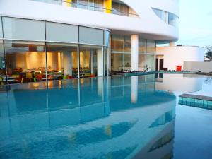 Sundlaugin á Sensa Hotel Bandung eða í nágrenninu