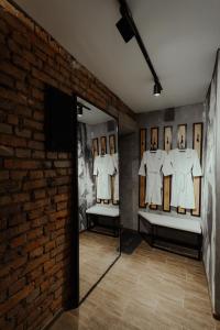 una stanza con un muro di mattoni e tre manichini di Квартира студия в центре Оскар a Petropavlovsk