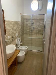 La salle de bains est pourvue d'une douche, de toilettes et d'un lavabo. dans l'établissement Appartamento da Antonio, à Parghelia