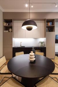 A kitchen or kitchenette at POETICA APARTMENT