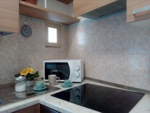 a kitchen with a microwave on top of a counter at Casa via Montà in centro in Sanremo