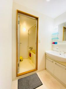a bathroom with a sink and a mirror at SUNY 402 in Tokyo