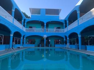 ein Hallenbad in einem Gebäude mit blauen Wänden und Decken in der Unterkunft Toro Blanco in Coco