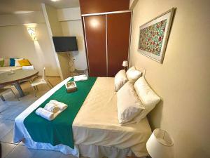 Una habitación de hotel con una cama con toallas. en Departamento Güemes en San Salvador de Jujuy
