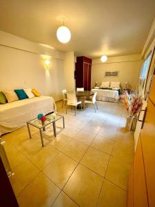 ein Hotelzimmer mit zwei Betten und einem Esszimmer in der Unterkunft Departamento Güemes in San Salvador de Jujuy