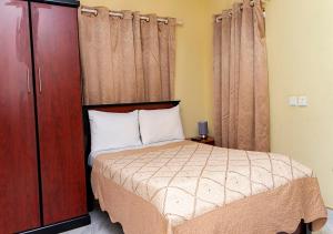 La-VIV ROYAL HOTEL tesisinde bir odada yatak veya yataklar