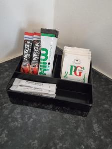 una caja negra llena de cepillos de dientes y pasta de dientes en City Centre Studio 7 with Kitchenette, Free Wifi and Smart TV by Yoko Property en Middlesbrough