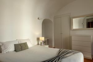 1 dormitorio con 1 cama con lámpara y ventana en Casas da Avó Alsira, en Évora