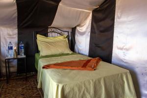 เตียงในห้องที่ Atta Desert Camp