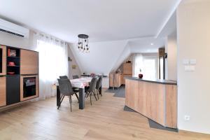 凱澤貝爾的住宿－Gîte Les terrasses du Mambourg à Kaysersberg-Vignoble，厨房以及带桌椅的用餐室。