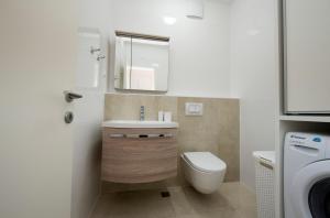 Kúpeľňa v ubytovaní Sea view apartment Ema + 24 fotografií