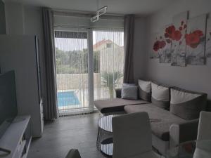 Bazén v ubytování PALMandre (Pag Apartment Luxurious) nebo v jeho okolí
