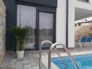 Bazén v ubytování PALMandre (Pag Apartment Luxurious) nebo v jeho okolí