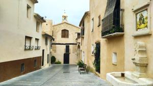 an empty alley with a bench in an old building at Casa Axier - Piscina Privada - Aire Acondicionado - Barbacoa in Biar