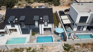 Bazén v ubytování PALMandre (Pag Apartment Luxurious) nebo v jeho okolí