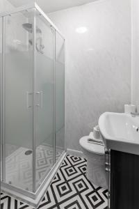 een badkamer met een douche, een wastafel en een toilet bij City Centre Studio 4 with Kitchenette, Free Wifi and Smart TV by Yoko Property in Middlesbrough
