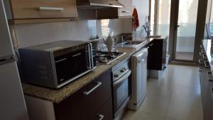 Kuchyň nebo kuchyňský kout v ubytování Apartamento Deluxe Edificio Torremar, frente al Mall Marina Arauco