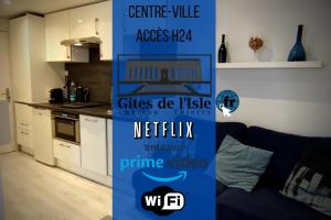 um sinal numa sala de estar com uma cozinha em Gîtes de l'isle Centre-Ville - WiFi Fibre - Netflix, Disney, Amazon - Séjours Pro em Château-Thierry