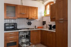 une cuisine avec un lave-vaisselle au milieu dans l'établissement Casa in Chiana, à Torrita di Siena